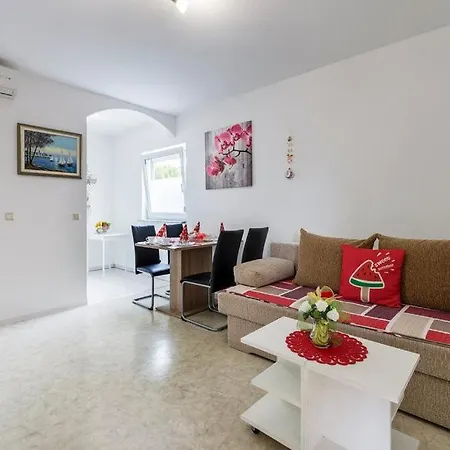 Delphin Guest house 3*