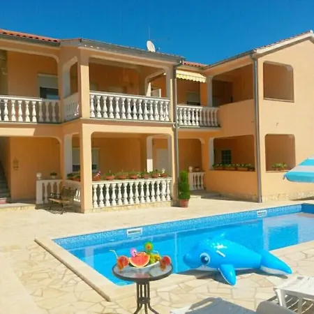 Delphin بيت ضيافة *